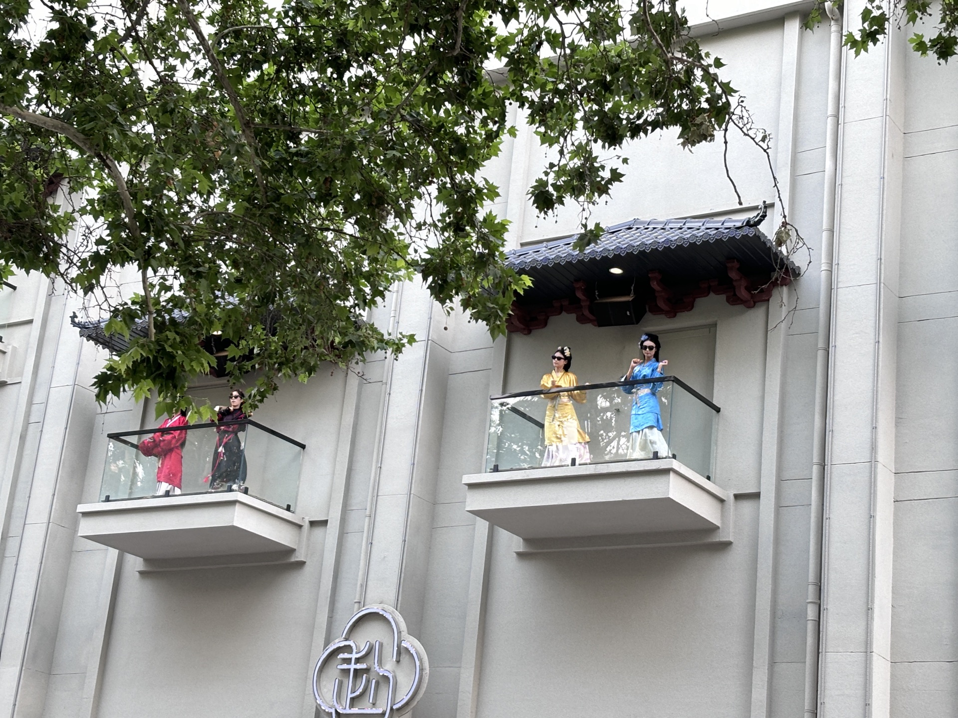 酒店门口蹦迪