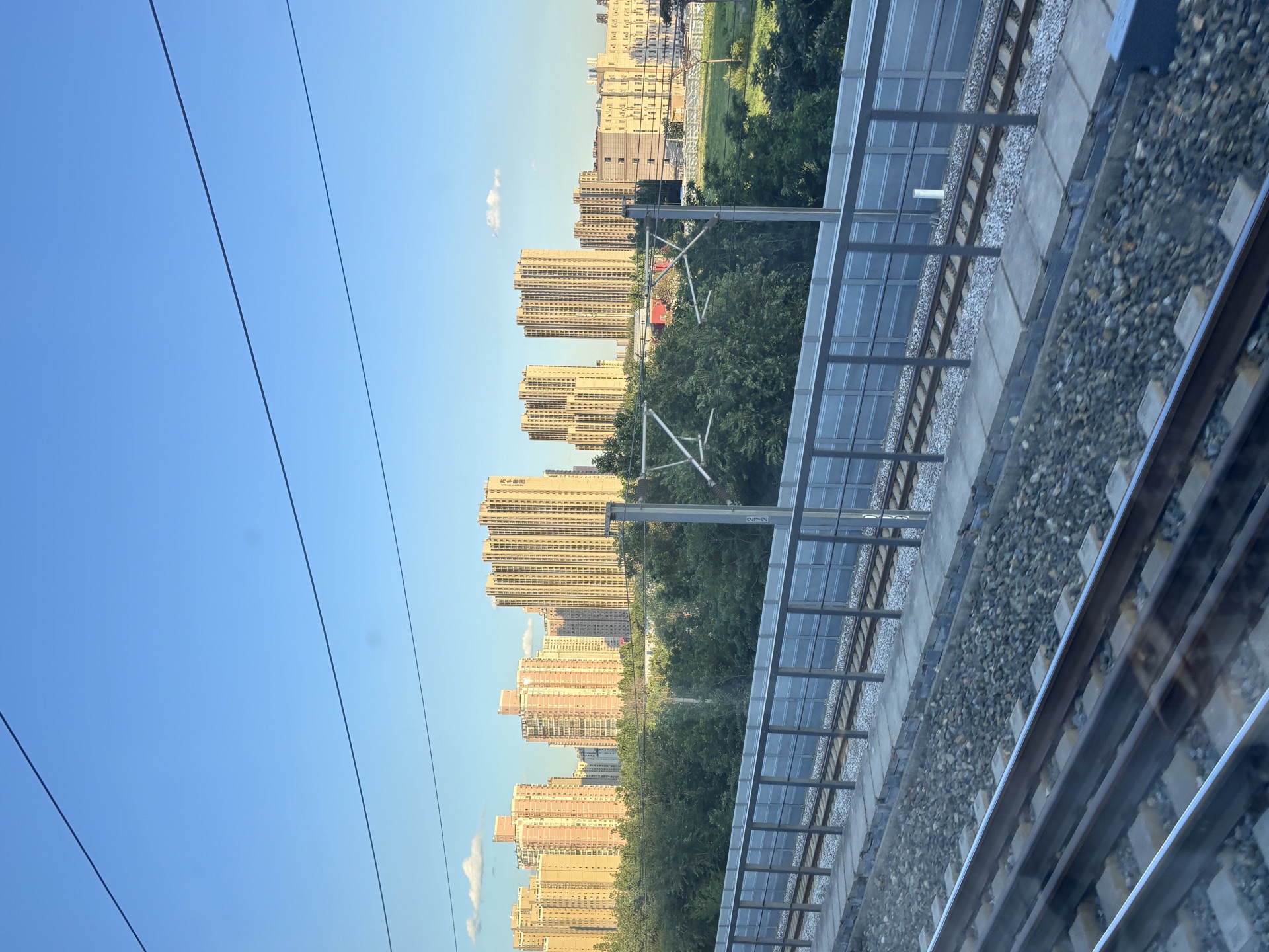 火车上湛蓝的天空