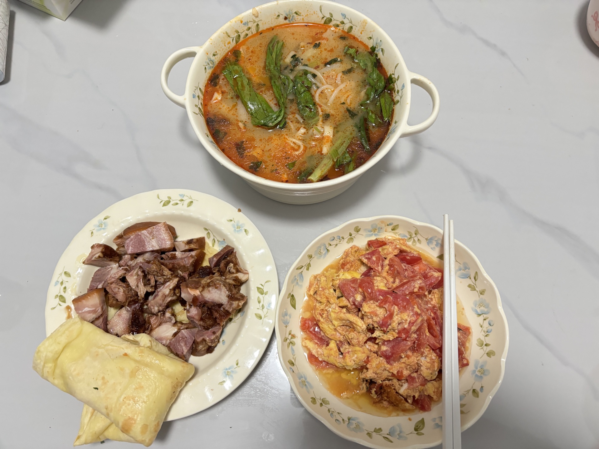 麻辣烫、鸡蛋饼卷猪头肉