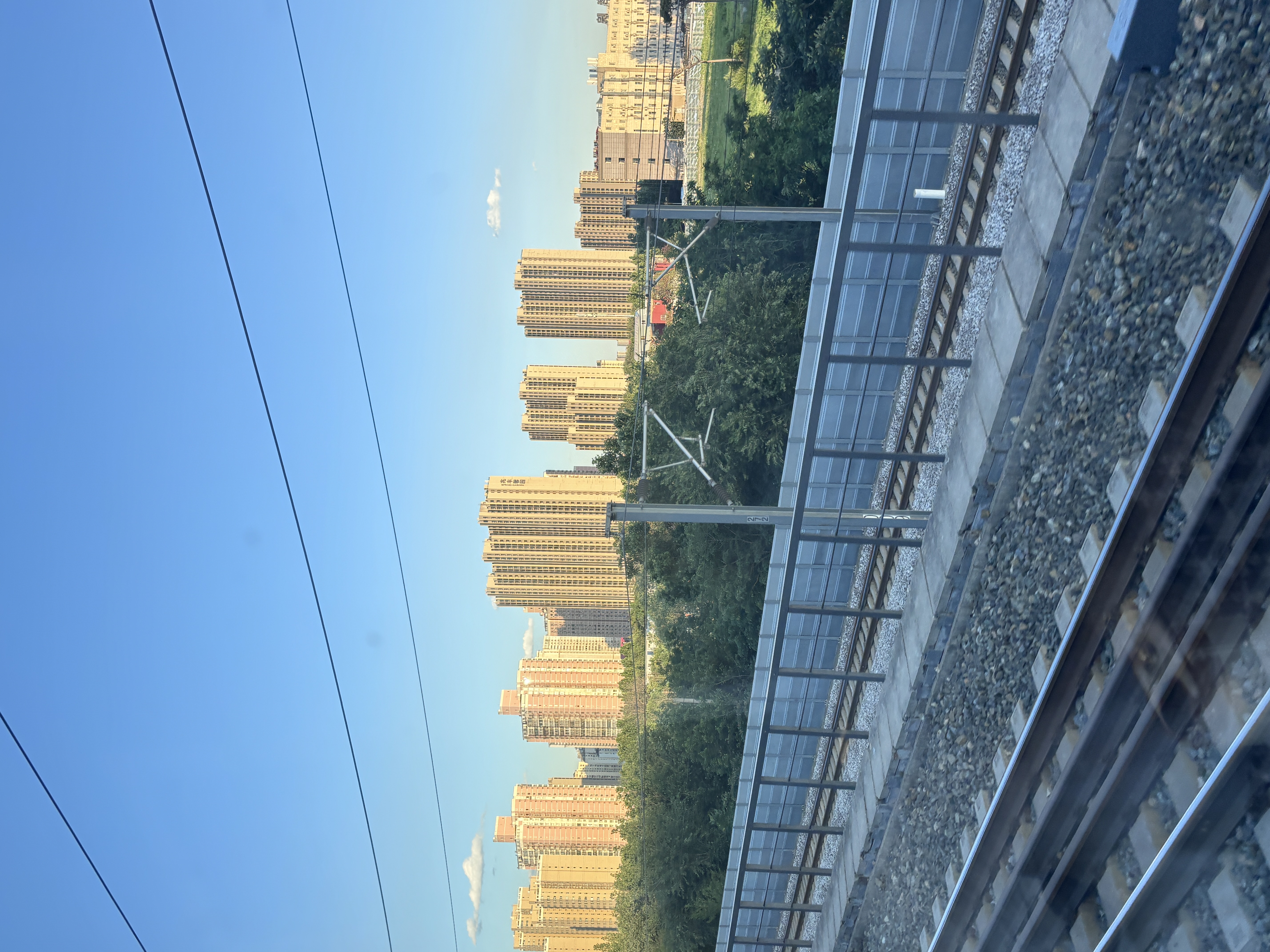 火车上湛蓝的天空